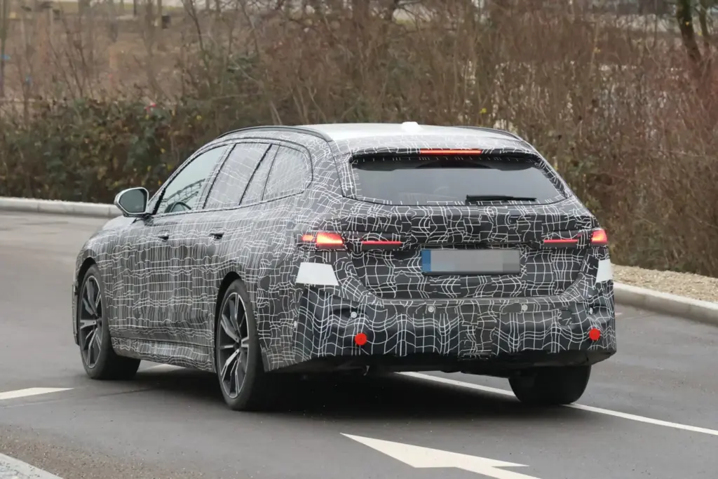 BMW Serie 5 Touring 2027 20 Motor16