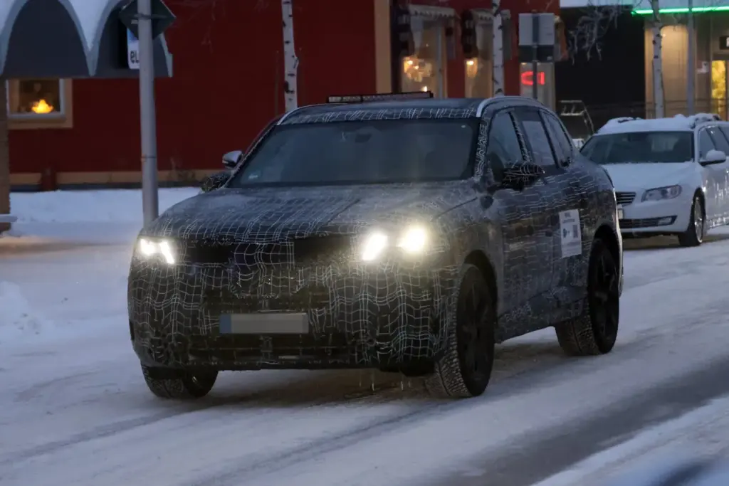 El BMW X5 2027 se enfrenta a la dura prueba invernal de 3 Motor16 BMW X5 2027 nieve 1 Motor16