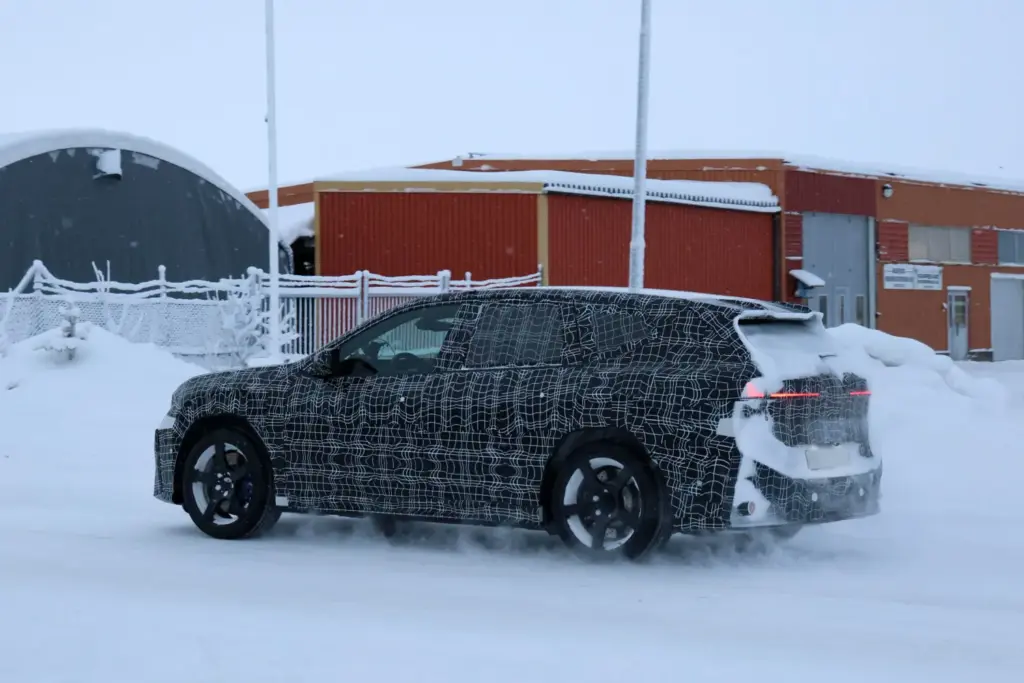 BMW iX3 M nieve 12 Motor16