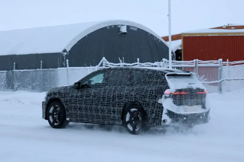 BMW iX3 M nieve 13 Motor16