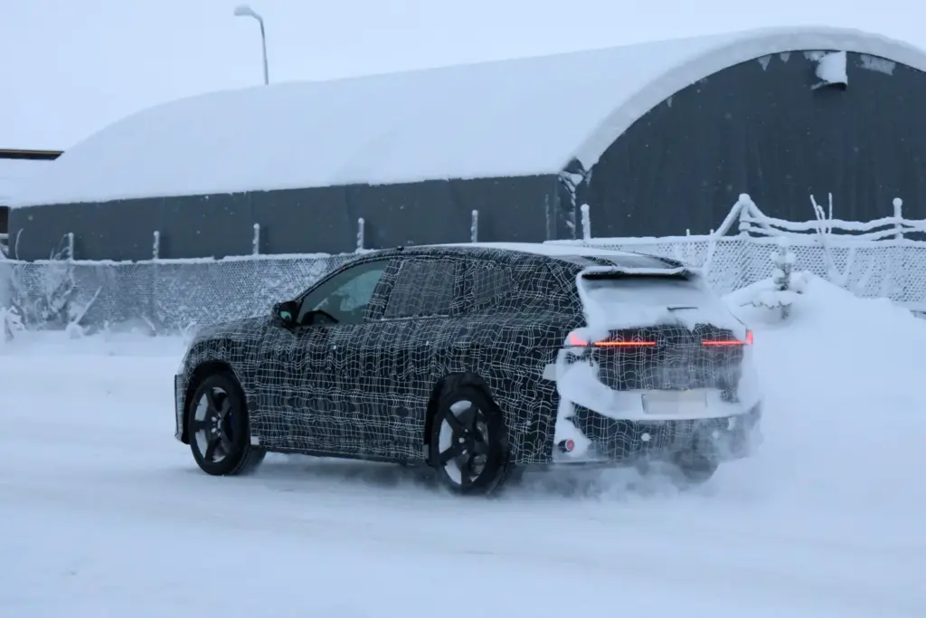 BMW iX3 M nieve 14 Motor16