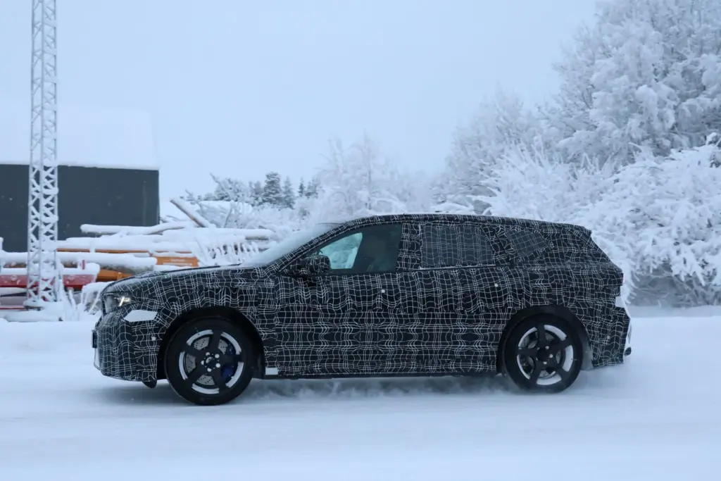 BMW iX3 M nieve 9 Motor16