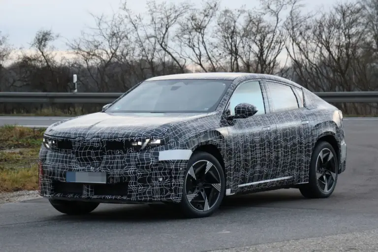 El nuevo BMW iX4 sale a la carretera por primera vez