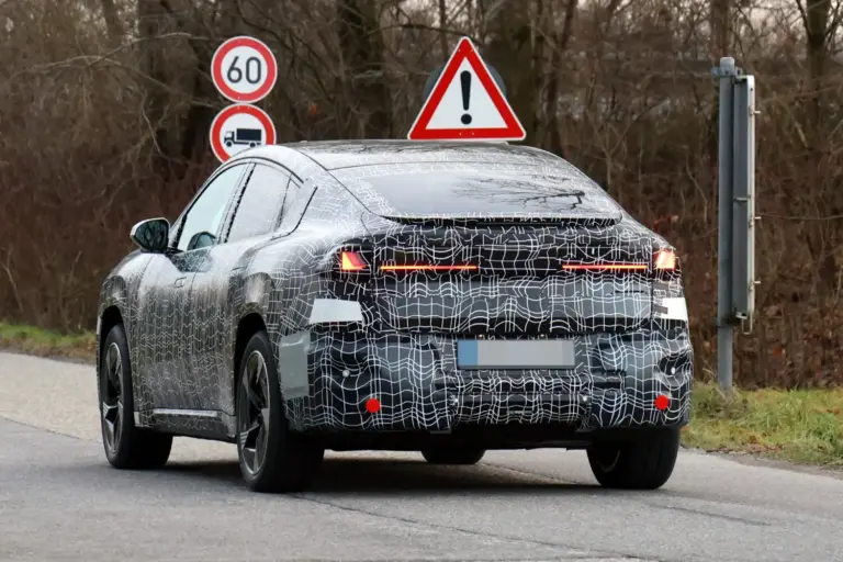 BMW iX4: SUV coupé eléctrico con 800V y carga de 400 kW avistado en Nürburgring