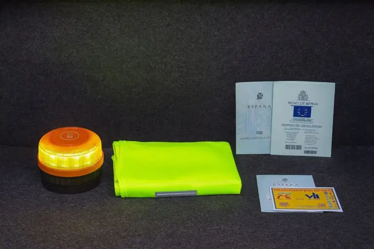 Todos los elementos de seguridad que deberías llevar en tu coche desde el 1 de enero de 2026