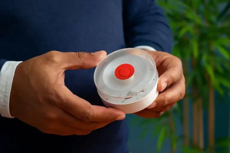 «No hay vocación de multar»: la subdirectora de la DGT se pronuncia sobre las balizas V-16 que ya son obligatorias