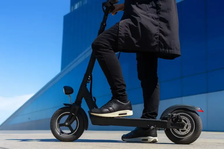 Seguro y matrícula: las dos obligaciones de la DGT para todos los patinetes eléctricos que circulan por la calle
