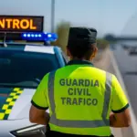 Ni la Guardia Civil, ni la DGT responderán a tu pregunta de si se puede adelantar a un coche de la Guardia Civil si circula a 120 km/h: parece lógico, pero…