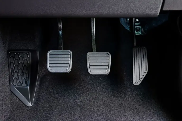 Enrique (30), mecánico: «Con este gesto tan sencillo puedes saber si el embrague de tu coche está pidiendo la cuenta»