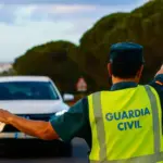 La frase que jamás puedes decir si la Guardia Civil de Tráfico te pide la baliza V16 y no la llevas en el coche
