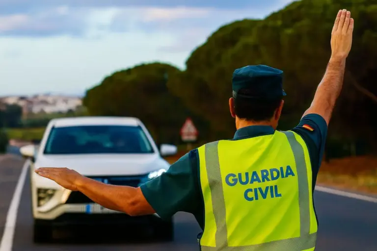 La frase que jamás puedes decir si la Guardia Civil de Tráfico te pide la baliza V16 y no la llevas en el coche