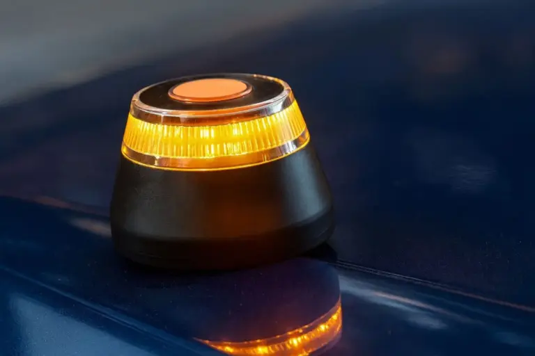 La DGT lo ha confirmado: tendrás que pasar la ITV a tu baliza V16 y será mucho más frecuente que en tu coche