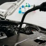 Pablo (44), mecánico: «Tienes que limpiar el compartimento del motor, pero mucho ojo porque te puedes cargar algo a la mínima»