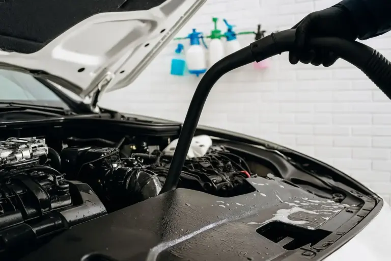 Pablo (44), mecánico: «Tienes que limpiar el compartimento del motor, pero mucho ojo porque te puedes cargar algo a la mínima»