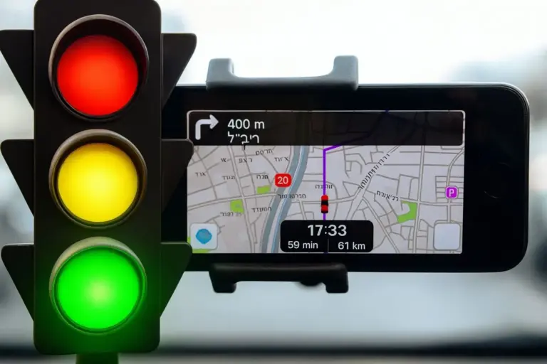 Waze adelanta por la derecha a Google Maps con una nueva función que promete ahorrarte mucho tiempo cuando vas al trabajo