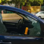 «Rompes 10 ventanillas y te llevas 300 euros»: los ladrones ponen el punto de mira en la baliza V16 que llevas en la guantera de tu coche