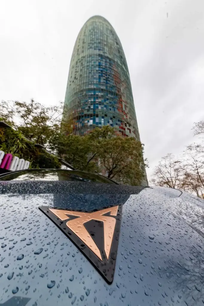 Cupra impulsa la primera carrera vertical nocturna de Barcelona 2 Motor16 Cupra Barcelona Tower Running Challenge1 Motor16