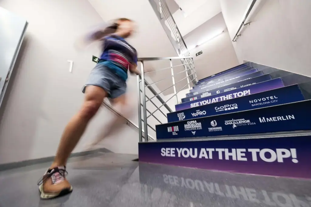 Cupra impulsa la primera carrera vertical nocturna de Barcelona 1 Motor16 Cupra Barcelona Tower Running Challenge3 Motor16