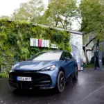 Cupra impulsa la primera carrera vertical nocturna de Barcelona