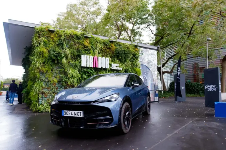 Cupra impulsa la primera carrera vertical nocturna de Barcelona