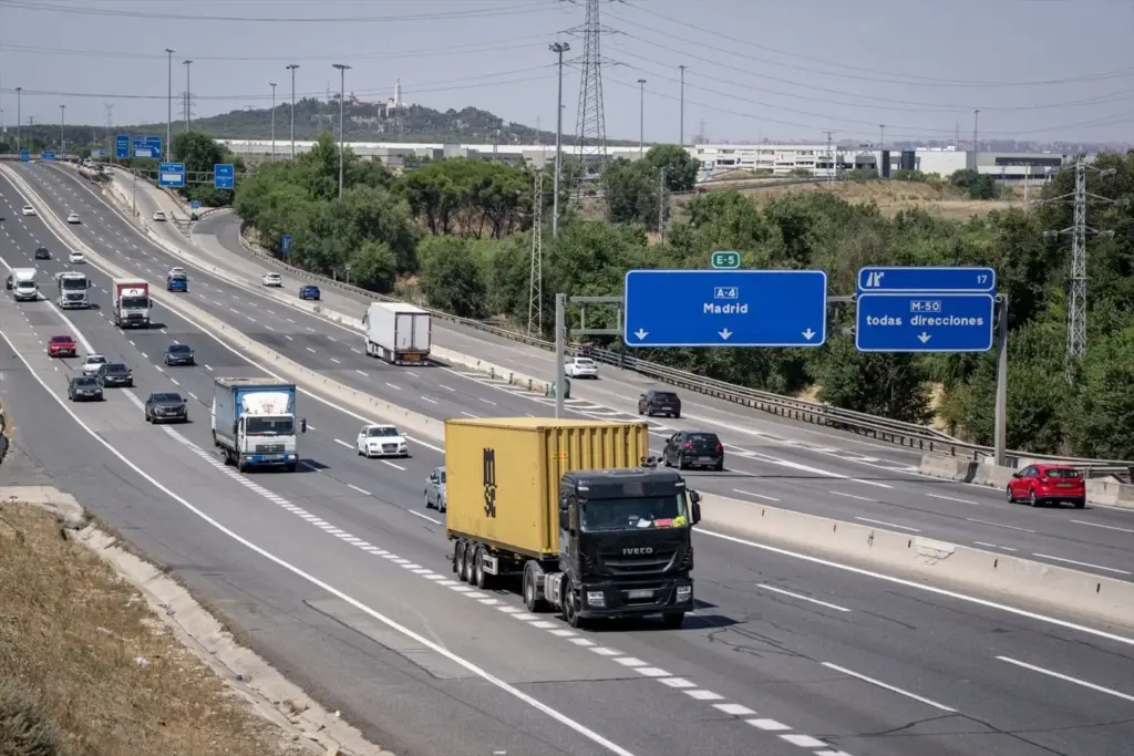 Roberto (41), profesor de autoescuela: "En España, las señales en las carreteras son de color azul por una razón de peso" 166 Motor16 autovía señales azules
