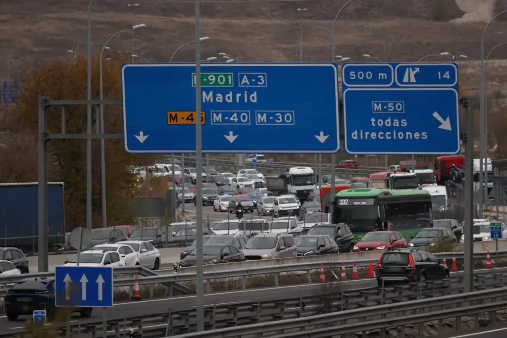 Roberto (41), profesor de autoescuela: "En España, las señales en las carreteras son de color azul por una razón de peso" 165 Motor16 autovía señales azules