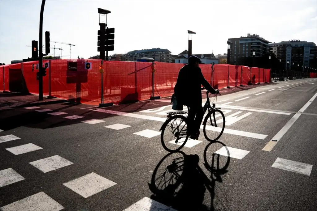 La Guardia Civil se pone firme con los ciclistas e intensifica los controles para multar con entre 100 y 200 euros por este gesto 1 Motor16 guardia civil ciclistas