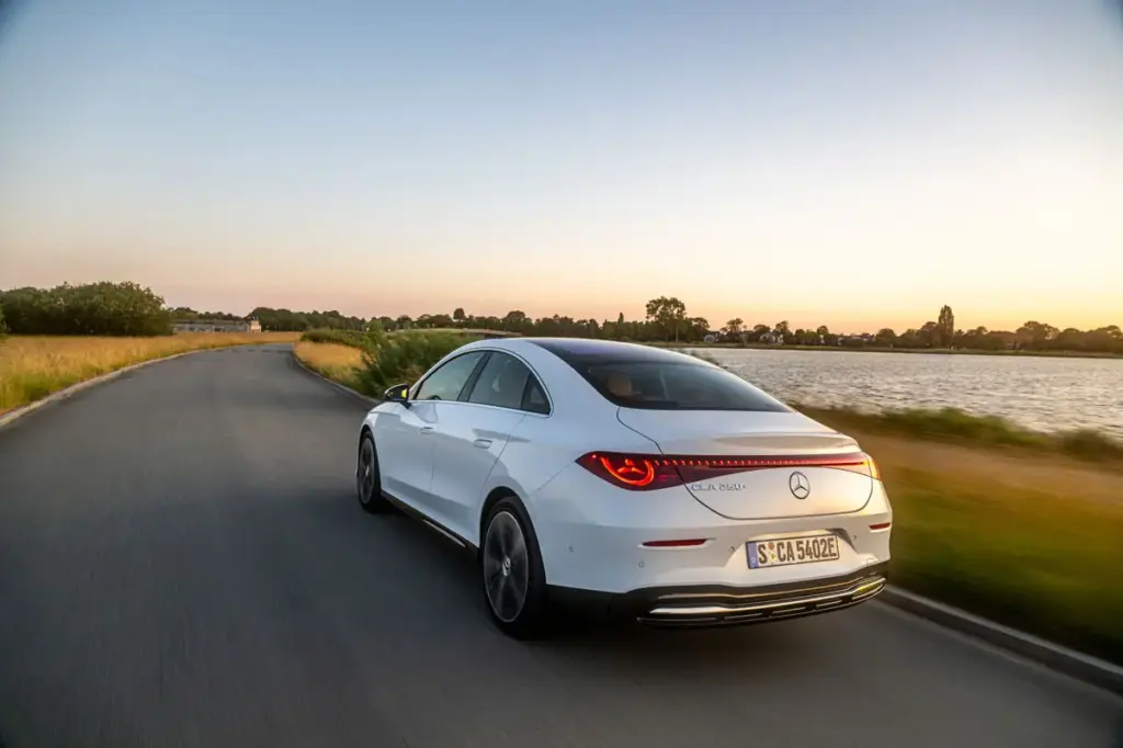 MERCEDES CLA 7 Motor16