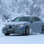 El Mercedes Clase C eléctrico 2027 ‘luce’ su nuevo estilo por la nieve