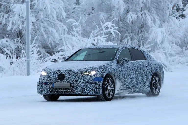 El Mercedes Clase C eléctrico 2027 ‘luce’ su nuevo estilo por la nieve