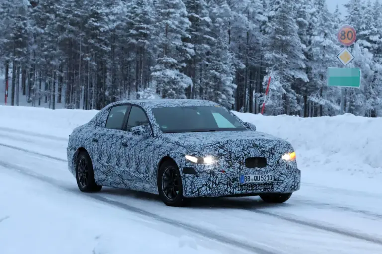 El Mercedes Clase E 2027 sigue quemando etapas