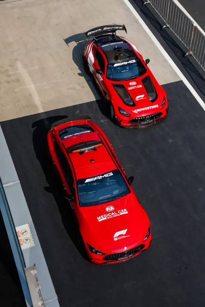 Mercedes coches de seguridad y medico en la F1 5 Motor16