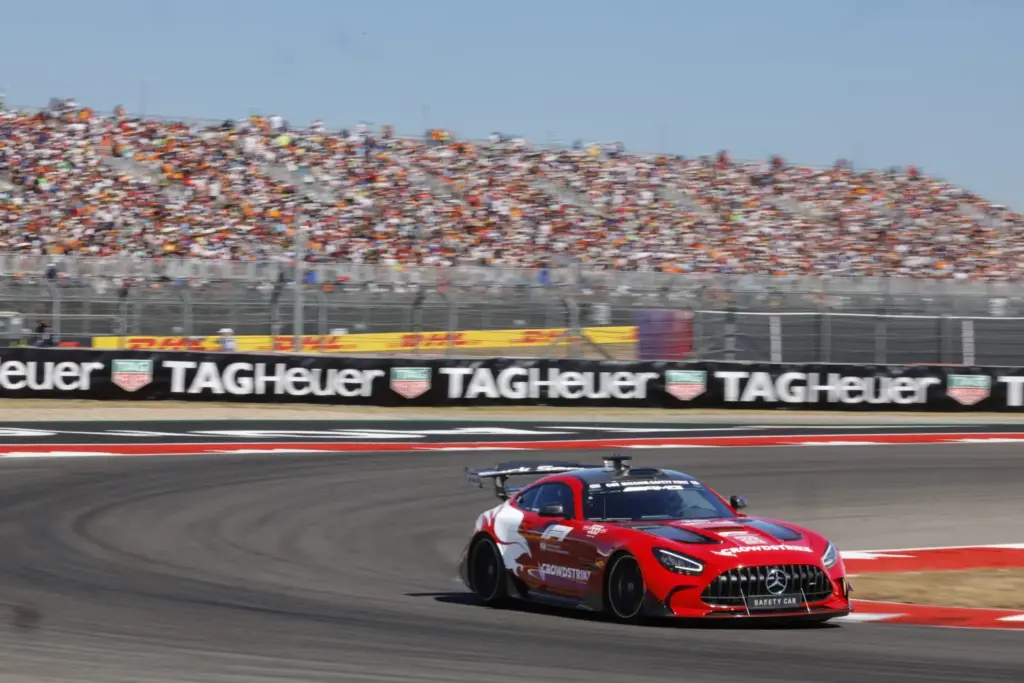 Mercedes coches de seguridad y medico en la F1 6 Motor16