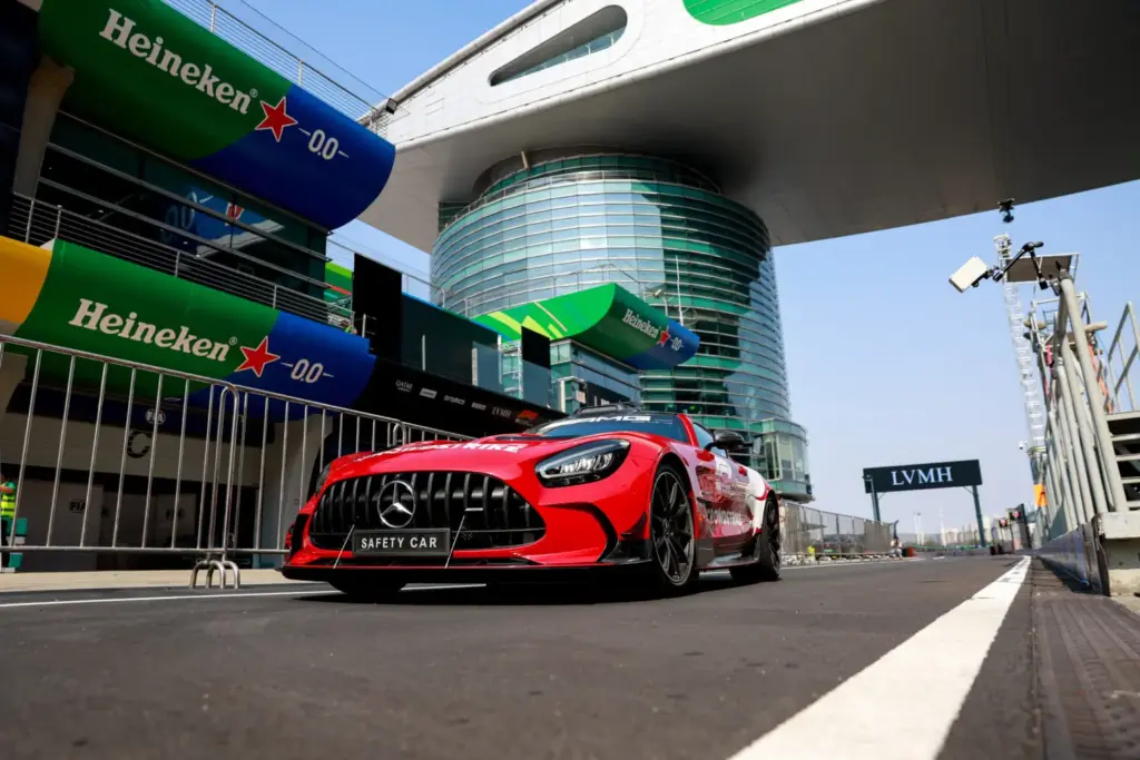 Mercedes coches de seguridad y medico en la F1 7 Motor16