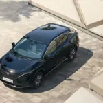 Un Nissan Ariya que se carga al sol: 3,8 m² de paneles fotovoltaicos sobre la carrocería