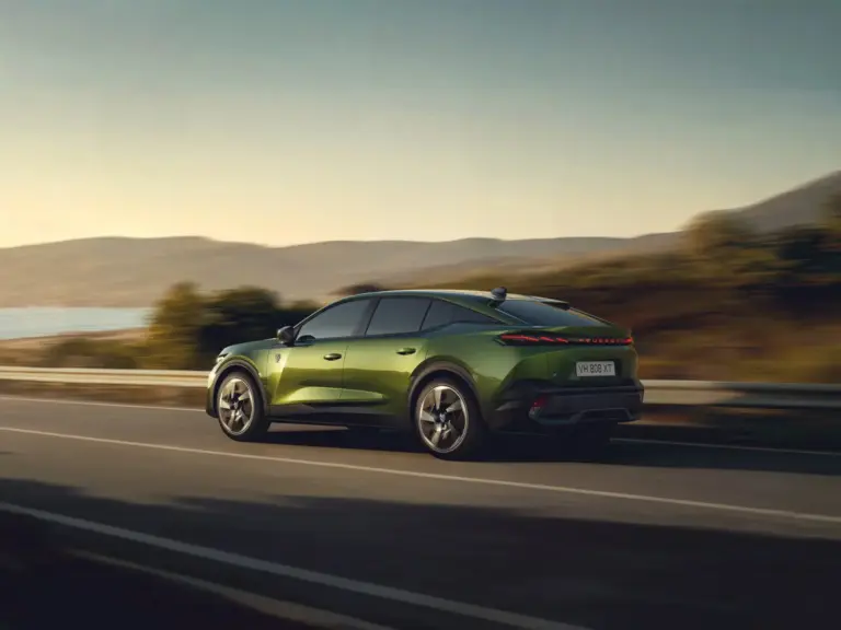 Peugeot presenta el 408 renovado: fascinación francesa en formato fastback