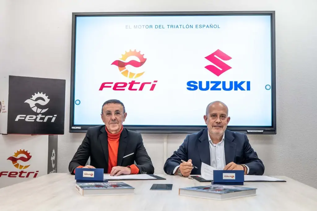 De izda. a dcha, José Hidalgo Martín, presidente de la Federación Española de Triatlón, y Juan López Frade, presidente de Suzuki Ibérica, en el momento de firmar el acuerdo. 