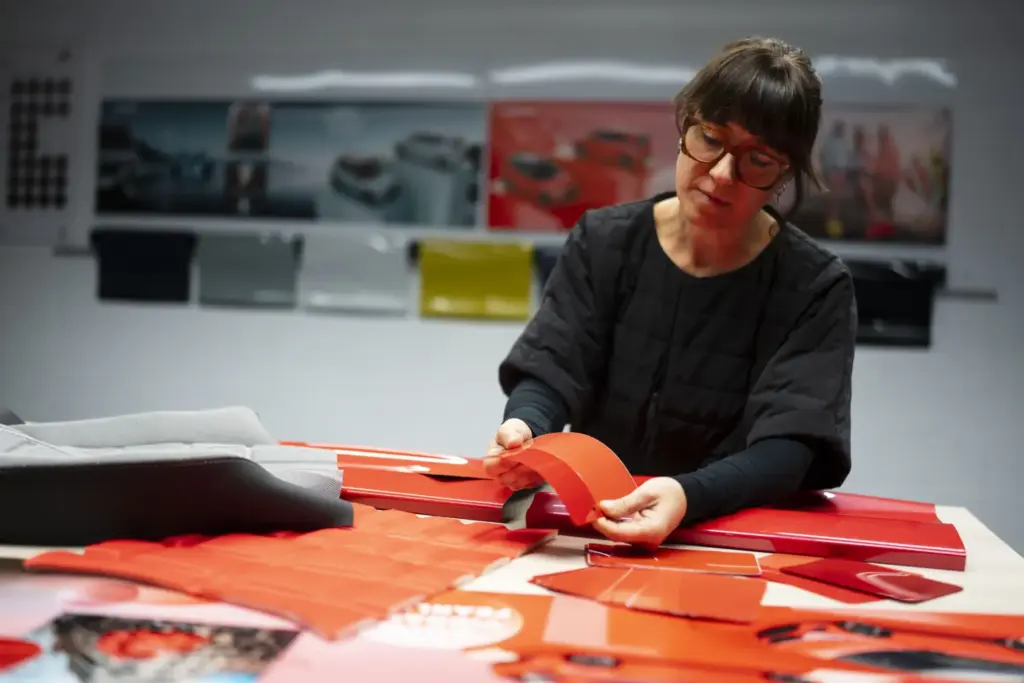 Seat incorpora dos tonalidades exclusivas a su gama: Liminal y Oniric, inspiradas en el mundo virtual. Estos colores, resultado de centenares de pruebas, visten las actualizaciones del Ibiza y el Arona con matices únicos.