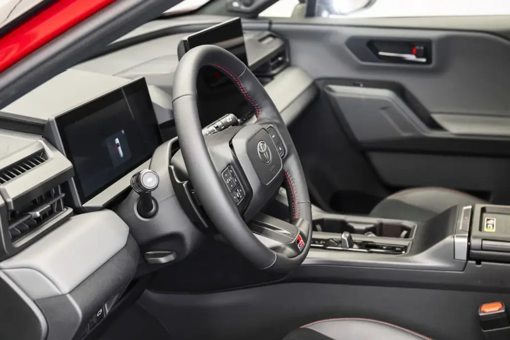 TOYOTA RAV4 SEXTA GENERACION 13 Motor16