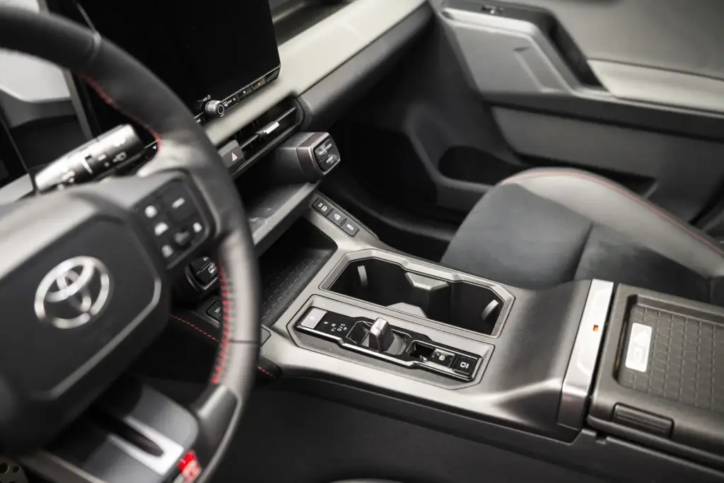 TOYOTA RAV4 SEXTA GENERACION 14 Motor16