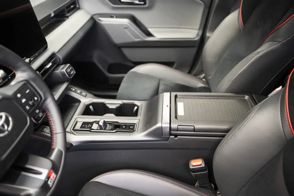 TOYOTA RAV4 SEXTA GENERACION 15 Motor16