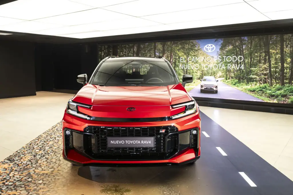 TOYOTA RAV4 SEXTA GENERACION 27 Motor16