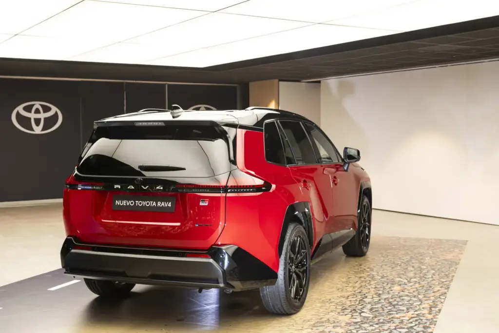 TOYOTA RAV4 SEXTA GENERACION 4 Motor16