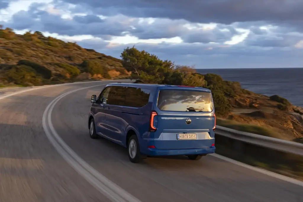 VOLKSWAGEN E CARAVELLE 2026 4 Motor16