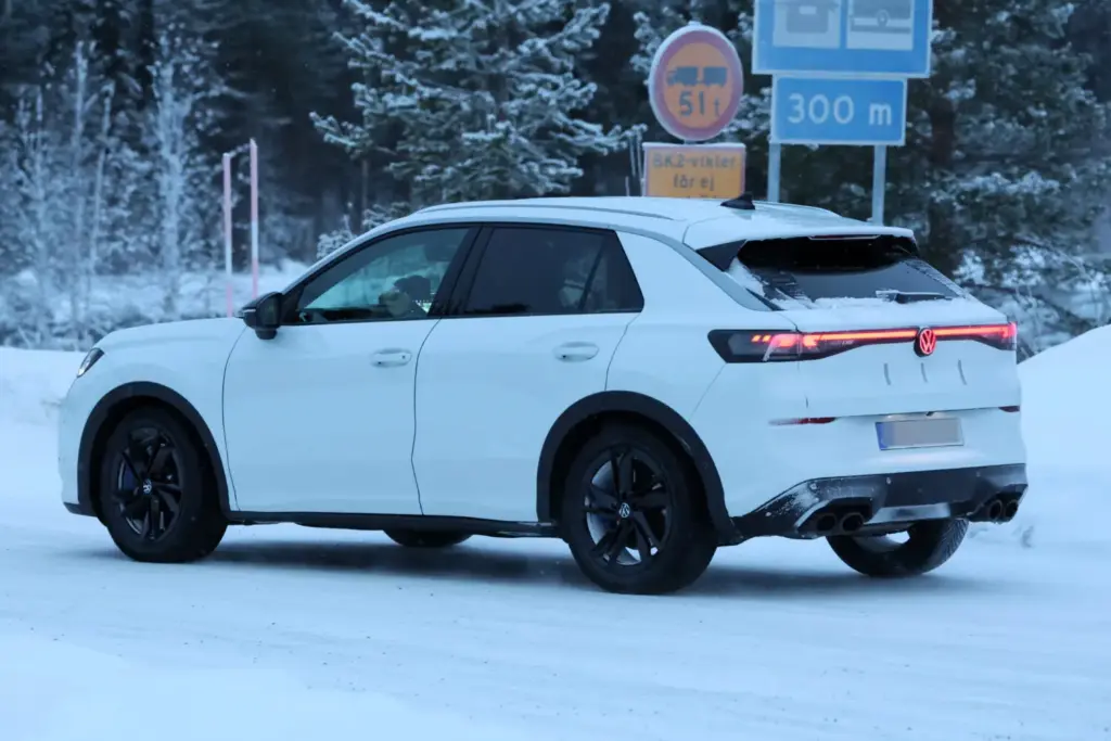 Así será el Volkswagen T-Roc R 2026, que ya está de pruebas en la nieve 13 Motor16 Volkswagen T ROC R 2026 10 Motor16