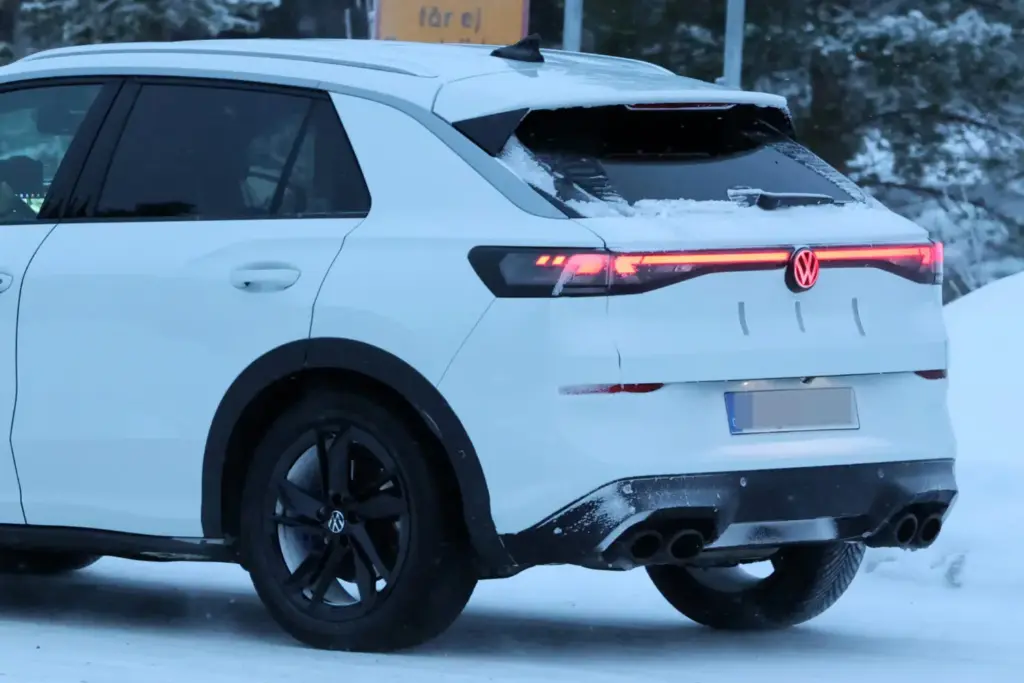 Así será el Volkswagen T-Roc R 2026, que ya está de pruebas en la nieve 14 Motor16 Volkswagen T ROC R 2026 11 Motor16