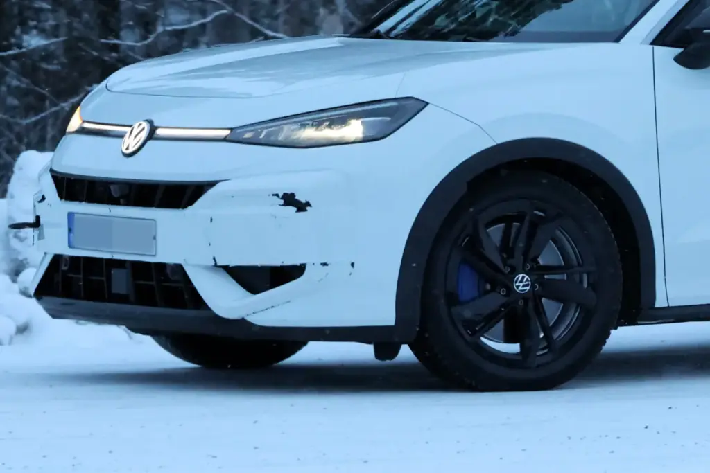 Así será el Volkswagen T-Roc R 2026, que ya está de pruebas en la nieve 15 Motor16 Volkswagen T ROC R 2026 12 Motor16