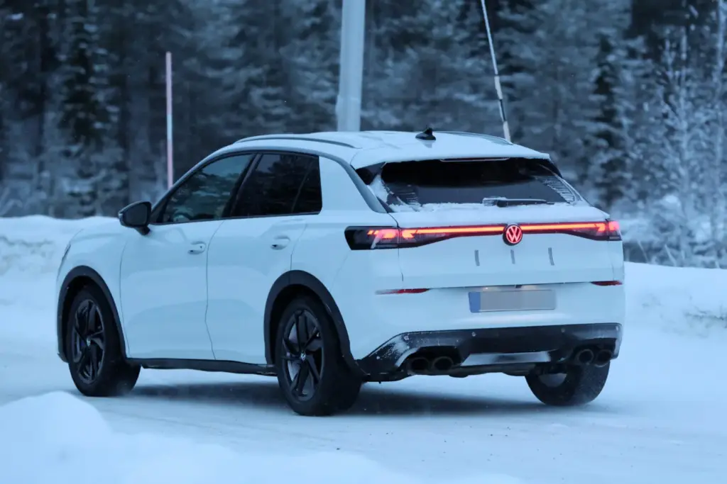 Así será el Volkswagen T-Roc R 2026, que ya está de pruebas en la nieve 17 Motor16 Volkswagen T ROC R 2026 15 Motor16