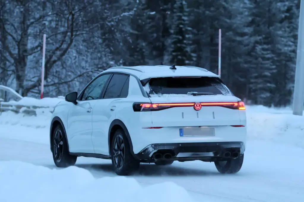 Así será el Volkswagen T-Roc R 2026, que ya está de pruebas en la nieve 2 Motor16 Volkswagen T ROC R 2026 16 Motor16