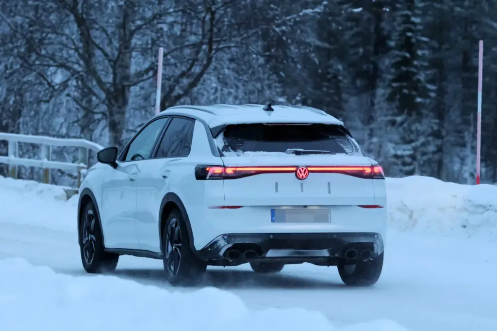 Así será el Volkswagen T-Roc R 2026, que ya está de pruebas en la nieve 18 Motor16 Volkswagen T ROC R 2026 17 Motor16